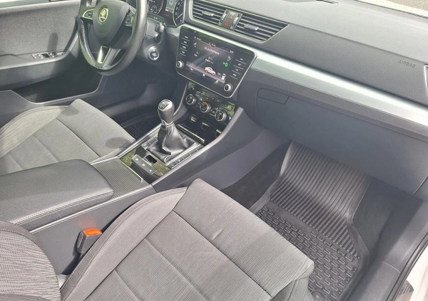 Skoda Superb cena 59900 przebieg: 220000, rok produkcji 2018 z Toruń małe 497